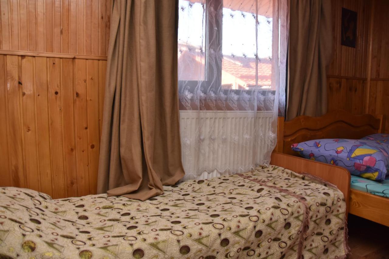Guest House Mandrivnyi Rooms&Apartments Yasinia Exterior foto