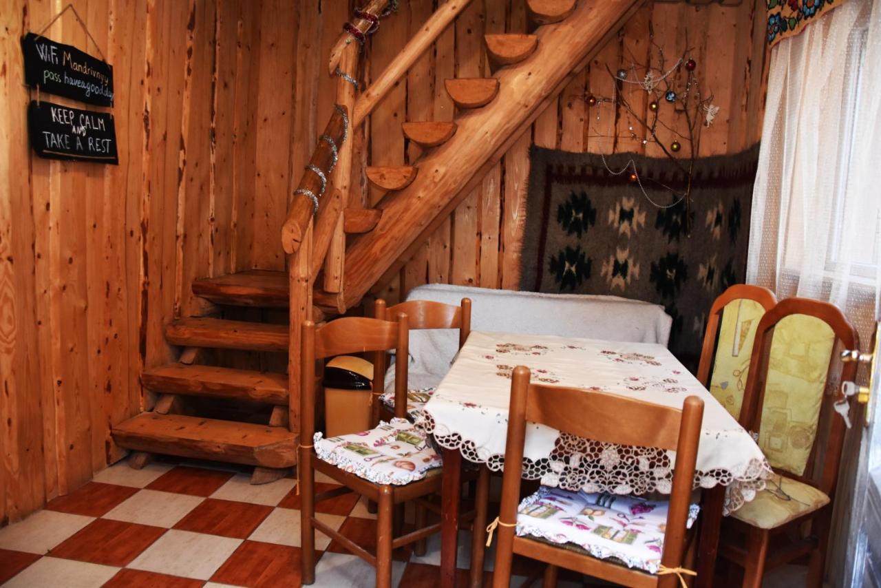 Guest House Mandrivnyi Rooms&Apartments Yasinia Exterior foto