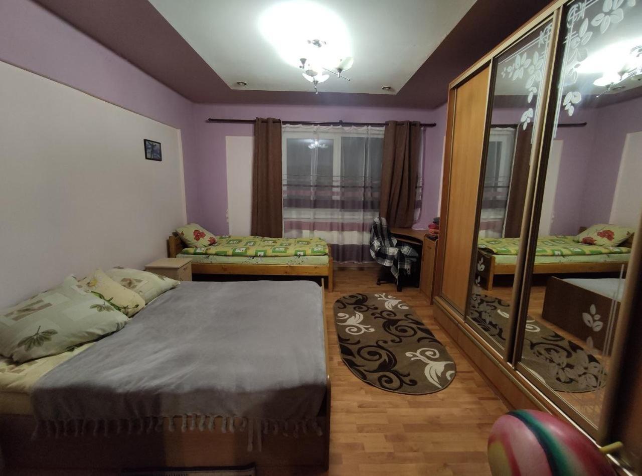 Guest House Mandrivnyi Rooms&Apartments Yasinia Exterior foto