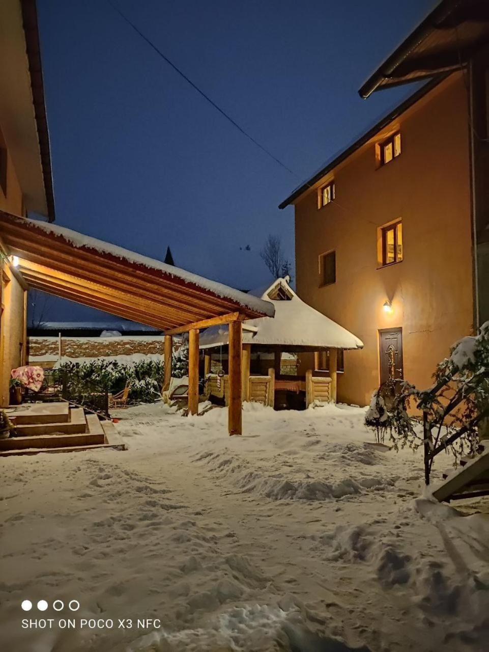 Guest House Mandrivnyi Rooms&Apartments Yasinia Exterior foto