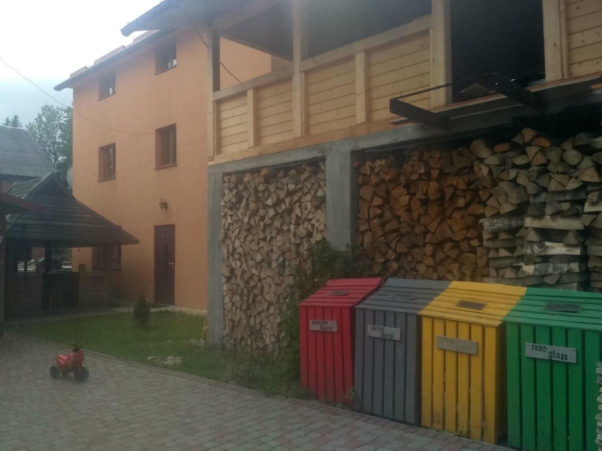 Guest House Mandrivnyi Rooms&Apartments Yasinia Exterior foto